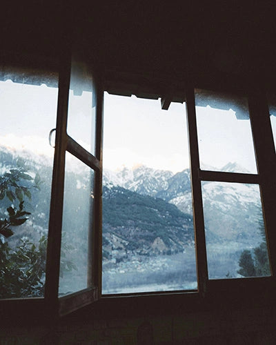 Bergblick, weit geöffnetes Fenster und das Gefühl eines frischen Neubeginns