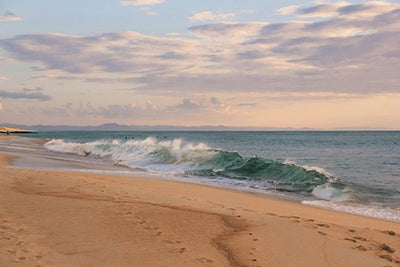 Strand und Meer, mit Sonne, Meeresbrise und dem entspannten Rhythmus des Sommers